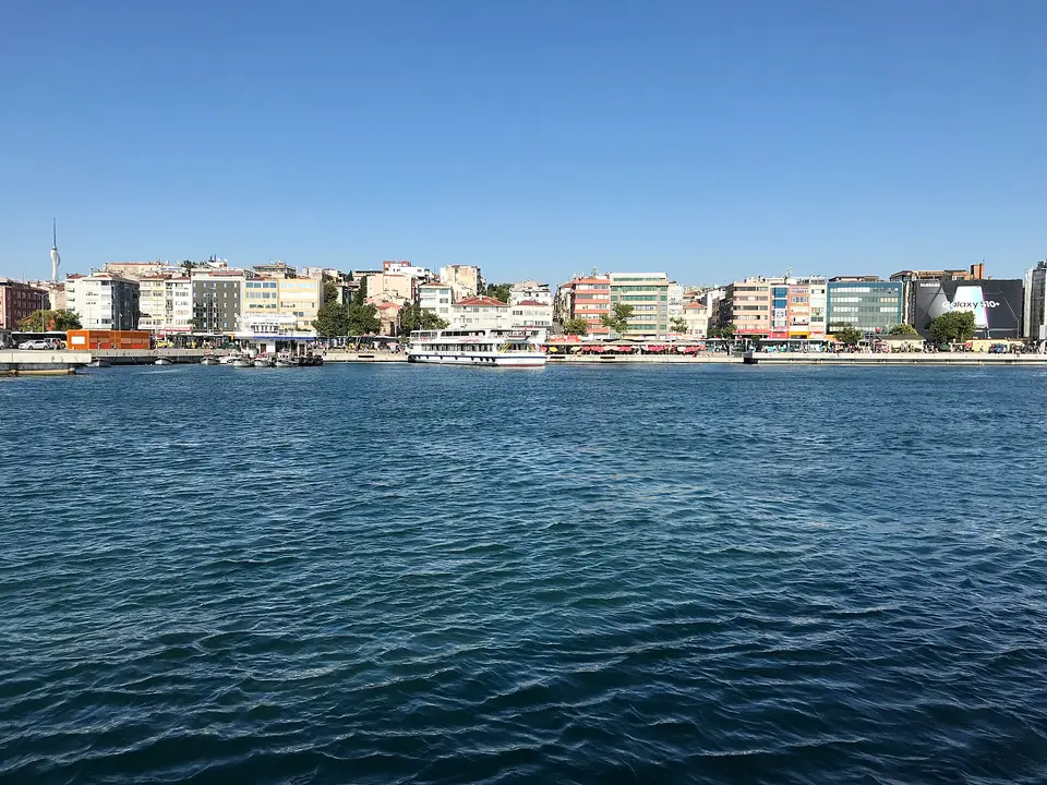 مبانٍ ملونة على ساحل قاضي كوي كما تُرى من البحر